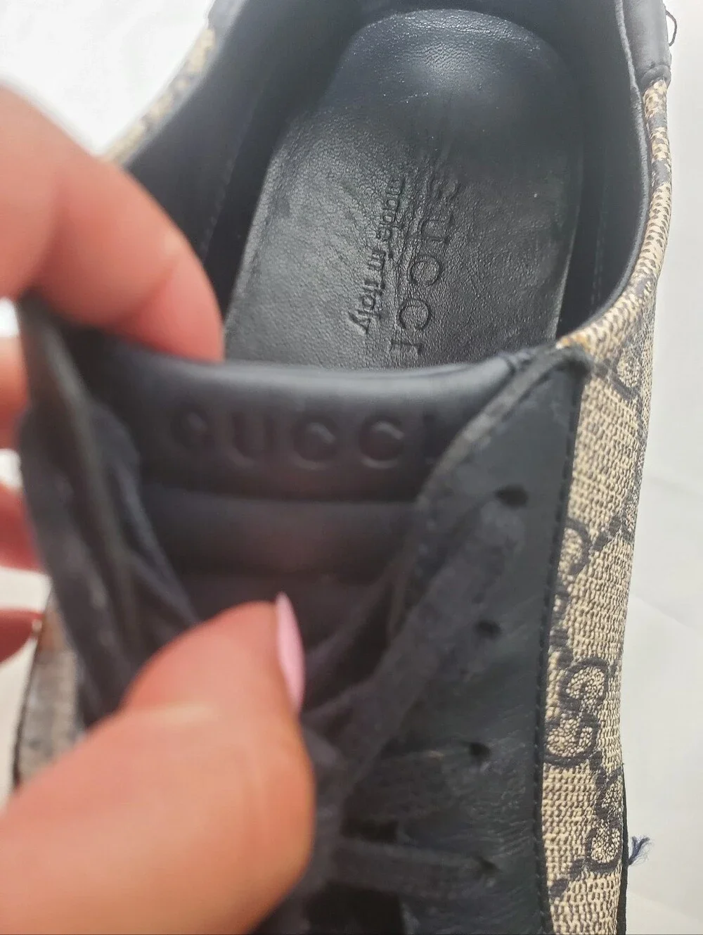 Gucci GG Supreme Monogram Low-Top Sneakers In A Midnigth Blue & Beige Size 8